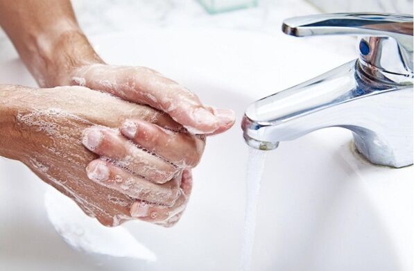 Dovresti lavarti le mani prima di preparare cibo senza glutine per tuo figlio. 