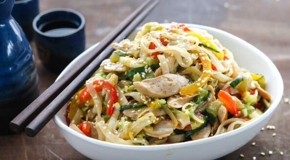 Spaghetti di riso con verdure - il primo piatto del menù dietetico senza glutine