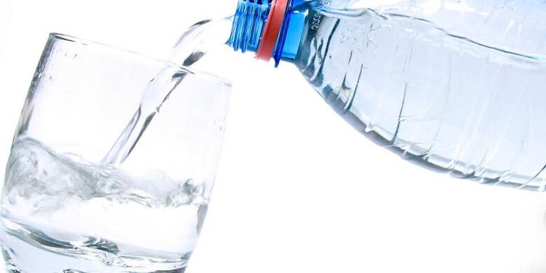 bere acqua pura è obbligatorio per perdere peso a casa