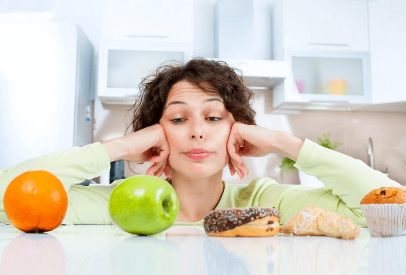 cibo sano e malsano durante la perdita di peso