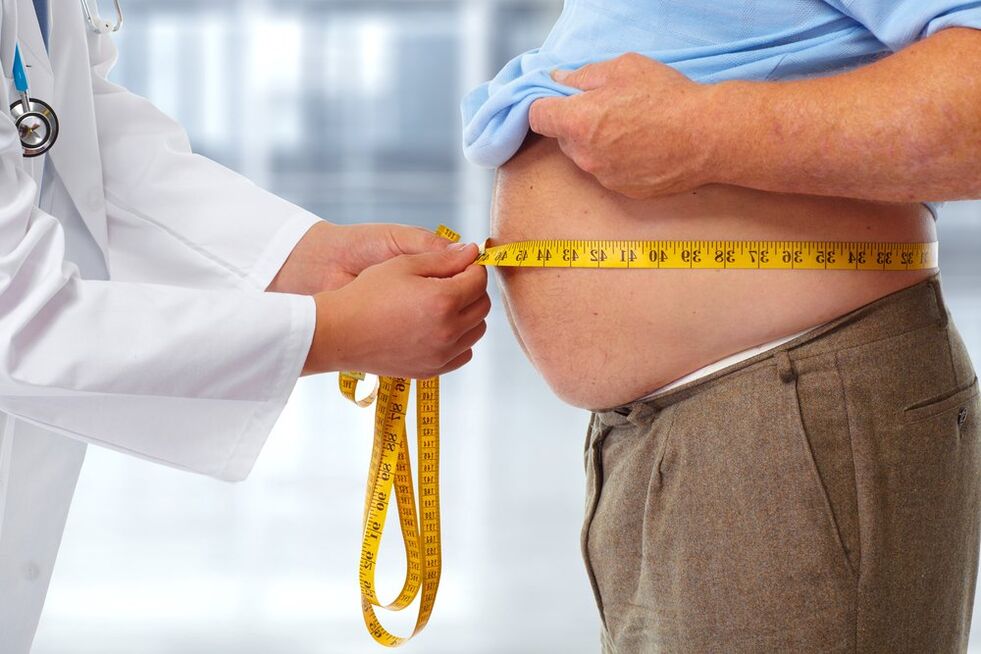 il medico misura la vita del paziente a dieta
