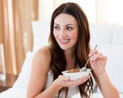 La ragazza mangia un porridge di grano saraceno